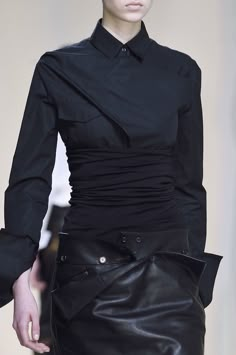 Visions of the Future // Hussein Chalayan at Paris Fall 2016 (Details) Eclectic Closet, Asymmetric Shirt, Hussein Chalayan, Black Leather Skirts, Innovative Fashion, Style Noir, Lovely Clothes, Future Fashion, Yohji Yamamoto