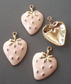 Size: 30mmX20mm, -1 loop -4pcs/pkg Pink Enamel Charms For Gifts, Cute Pink Charms For Jewelry Making, Strawberry Charm, Pink Fruit, Yellow Bee, Pink Strawberry, Red Strawberry, Bee Charms, Leaf Charms