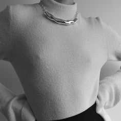 El colgante está disponible en plata de ley y oro vermeil con ante negro y se puede usar largo o corto ya que el cordón se ata.

 Medidas del colgante

 Hecho a mano en Nueva York. Elegant Formal Choker With Chain Detail, Elegant Formal Choker With Chain, Elegant Chain Choker For Formal Occasions, Classic Clavicle Chain Necklace For Evening, Timeless Evening Necklace, Classic Evening Choker Necklaces, Classic Choker Necklace For Evening, Classic Evening Chain Necklace, Classic Evening Choker Necklace