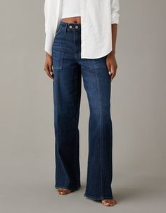 A high rise & wide leg for a cool, slouchy fit. Weekend Casual Outfits, Wide Leg Jeans Outfit, Wide Leg Pants Outfits, Quoi Porter, Travel Capsule, Jean Trends, Shank Button, Fashion Mistakes, 2024 Fashion