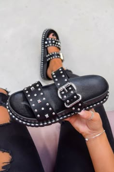 Top Jean, Latest Sandal, Western Buckles, Punk Vintage, Trending Sandals, Estilo Punk, Buckle Sandals, Grunge Style, Slipper Boots