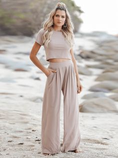 Taupe Pant Suits For Women, Wide Leg Pants Outfits, Leg Pants Outfit, Pantsuits For Women, Loose Fitting Tops, Pantalon Large, Blouse Outfit, Fashion Pattern, Suit Fashion