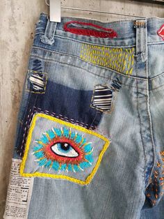 "Made to order, in any size, within 10 working days . If you need different size, please send me a message and I will make you a special and unique design within 10 working days. They are all different! No one will have the same one as you have! Hand painted, one of kind jeans. You pick your size, model (slime- boyfriend- high waist- low waist) and primer color and you will get your singular design. \"my queens wish\" is a women's clothes and accessories brand that was established on 2016 to pro Redone Jeans, Vintage Boyfriend Jeans, Hantverk Diy, Patched Denim Jeans, Hipster Jeans, Painted Clothes Diy, Patch Denim, Grunge Jeans, Diy Jeans