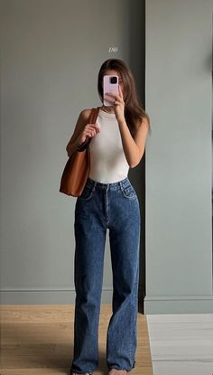 Não tem jeito, todo mundo já errou no look alguma vez na vida. As vezes porque se preocupou demais, outras porque se preocupou de menos. As vezes a gente escolhe um vestido mais arrumado quando deveria ir de calça jeans feminina, as vezes o contrário acontece. A verdade é que nem sempre a gente acerta na hora de montar um look, e talvez a gente nem imagine que isso está acontecendo. Aqui estão 4 momentos em que você pode ter errado e estava mal vestida (pelo menos um dele já aconteceu com você). Uni Outfits, Looks Street Style, Dinner Outfits, American Beauty, Looks Vintage