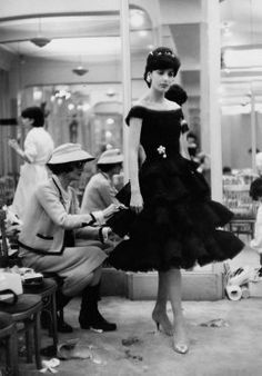 Chanel Little Black Dress, Moda Chanel, Dress Chanel, Mode Chanel, Chanel Dress, Gabrielle Chanel, Chanel Couture, Lucille Ball, Raquel Welch