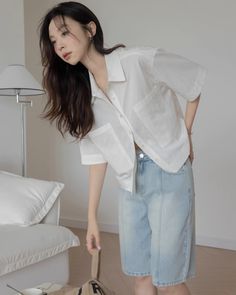 A short sleeve short shirt that is great for spring and summer.

The compact size makes your upper body look delicate, giving it a feminine feel.

A convenient item that can be worn alone or as an outer layer.
◾️Model
Height/Weight：168cm(66.1in)/50kg(110.2lb)
Fitting Size：L



Size (cm)
Length
Chest
Shoulder
Sleeve Length


S
53
110
49
24.5


M
55
114
50
25.5


L
57
118
51
26.5 Short Shirt, Short Shirts, Height And Weight, Upper Body, Model Height, Shoulder Sleeve, Blogger, Collar