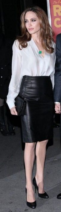 Business black leather skirt Fall Business Attire, Conservative Dresses, Black And White Outfit, Black Leather Skirt, Trendy Skirts, Nicole Richie, Elegante Casual, Rosie Huntington Whiteley, Black Leather Skirts