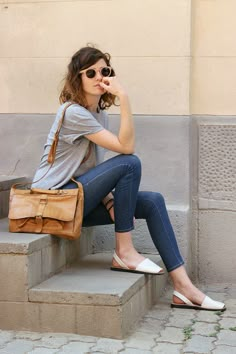 Loose Gray Tee, Capri Jeans, Tan Leather Bag, White Sandals, Circle Sunglasses, Shoulder-length Hairstyle Style Désinvolte Chic, Look Jean, Elegante Casual, Mode Inspo, Inspired Outfits, Outfits Casuales