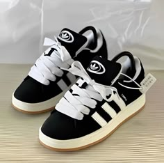 Tenis feminino e masculino casual elegante skate adidas campus preto Hip Hop Girl Style, Look Kylie Jenner, Men's Adidas (men), Perfect Sneakers, Women's Athletic Wear, Jordan Shoes Retro, Women's Fashion Set, Cute Nike Shoes, Cute Nikes