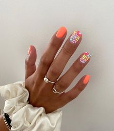 Short Nails Accent Nail, Simple Spring Nails Flowers, Easy Accent Nail Designs, Funky Natural Nails, Short Round Summer Nails, Short Spring Nails 2023, Dot Flower Nails, Pretty Short Nails Simple, Summer Nails 2023 Trends