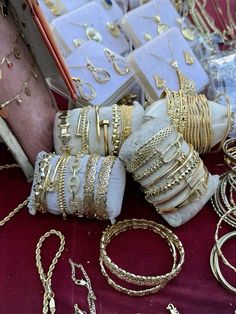 Ring Stack Inspo Gold, Gold Jewellery Stack, Pretty Stacks, Bracelet Stack Gold, Xoxo Jewelry, Dope Jewelry Accessories, Pretty Aesthetic, Tiktok Fashion