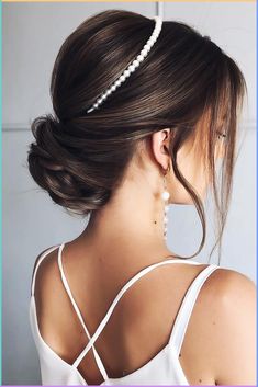 Check out our photo gallery and find the trendiest wedding hairstyles for short hair. With our ideas, you will look truly fabulous! Updo With Headband, Wedding Hairstyles For Medium Hair, Classic Wedding Hair, Wedding Bun Hairstyles, Bridal Hair Updo, Smink Inspiration, 사진 촬영 포즈, Trendy Wedding Hairstyles, Wedding Hair Inspiration