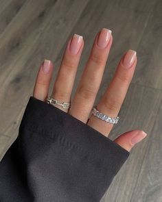 Short French Tip Acrylic Nails Subtle Nails, Minimal Nails, روتين العناية بالبشرة, Minimalist Nails, Square Nails