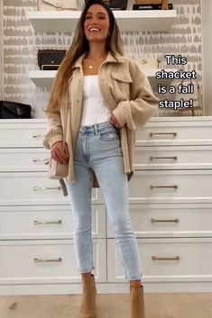 Super High Rise Jeans Outfit, Light Color Jeans Outfit, Light Blue Jeans Outfit Winter, Light Colored Jeans Outfit, Denim Outfit Winter, Blue Jeans Outfit Winter, Light Jeans Outfit, Light Blue Jeans Outfit, Wash Jeans Outfit