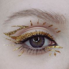 visions of Gold ! shared by Lucian on We Heart It Coquette Makeup, Smink Inspiration, Colored Contact Lenses, Glitter Eyeliner, Eyeliner Makeup, Makijaż Smokey Eye, Creative Eye Makeup, Creative Eye, Eye Makeup Art