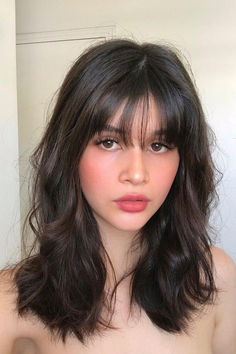 Textured waves and wispy bangs frame your face in soft layers of medium chocolate brown, creating a playful and sophisticated look while enhancing your natural beauty. // Photo Credit: Instagram @mustafaserdarbekereci_ Women Medium Length Haircut With Bangs, Bangs With Long Layers Hair, Medium Thick Bangs, Cute Haircut For Medium Hair With Bangs, Shoulder Length Hair Frame Face, Layers And Bangs Medium Hair, Fringe Hairstyles Thick Hair, Bangs For Thick Straight Hair, Taylor Swift Bangs Haircut