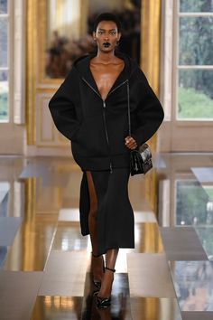 Fashion (@XFashion) on X Sport Chic Outfit, Valentino 2024, Los 70s, Sport Chic Style, Transition Outfits, Wedding Guest Looks, Fall Capsule Wardrobe, Outfit Inspiration Fall