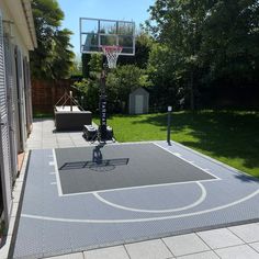 Terrain de basket dans un jardin Pool Retaining Wall, Le Basket, Sport Court, Backyard Remodel, Modern Backyard, Small Yard