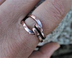 Unisex copper ring of stylish minimalist design, very comfortable for everyday wear. Strong hammered ring that will last in time. Looks great on any finger from your pinkey to your thumb. It is measures about 1 cm at its widest point, but the actual width will depend on your ring size. The copper is hand forged, slightly hammered to add texture to the metal. It is then oxidized and polished to highlight the design. The ring symbolize strong bond between loving people. It will arrive nicely packe Hammered Metal Jewelry, Metal Jewelry Handmade, Copper Jewelry Diy, Jewelry Belt, Cast Rings, Wire Jewelry Rings, Belt Ring, Copper Crafts, Diy Ring