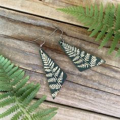 Boucles d'oreilles fougère en bois Ces boucles d'oreilles à imprimé bloc sont un bel imprimé botanique subtil de fougères ! Elles sont imprimées au bloc avec de l'encre vert foncé, puis scellées avec de la cire d'abeille et de l'huile d'olive pour faire ressortir le bois naturel. Ils sont légers et doux pour les oreilles car ils sont faits de bois fin. Vous pouvez facilement les porter avec un sweat-shirt douillet ou votre pull préféré. Chaque paire de boucles d'oreilles est imprimée à la main à Fern Earrings, Wood Fern, Printed Earrings, Earring Inspo, Linoleum Block, Favorite Sweater, Hypoallergenic Earrings, Botanical Print, Linoleum