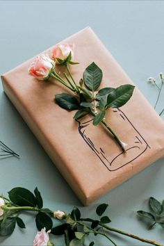 Thoughtful & Unique Valentine Gifts For Everyone | Best Valentines Gift Ideas Hantverk Diy, Floral Diy, Gift Wrapping Techniques, Gift Wrapping Inspiration, Gifts Wrapping Diy, Simple Gift Wrapping, Creative Gift Wrapping, Diy Gift Wrapping