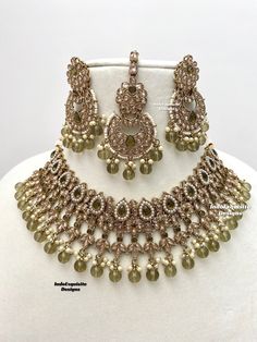 Gorgeous Antique gold Polki Necklace Set comes with beautiful earrings and tikka / Indian Jewelry/ High Quality Kundan and Polki Jewelry/ Bollywood Jewelry/Wedding Jewelry/mehndi/olive green  All items are shipped from Brampton, Ontario, Canada. If you need your item by a certain day, please reach out to us for express delivery option before placing the order so that we can update the shipping for you. Standard shipping/delivery timeline Below are the estimated delivery times after the order is Green Bollywood Tikka With Intricate Design, Green Kundan Chandbalis For Reception, Green Bollywood Chandbalis For Reception, Olive Green Jewelry, Tikka Jewelry, Polki Necklace, Polki Jewellery, Indian Jewelry Sets, Bollywood Jewelry