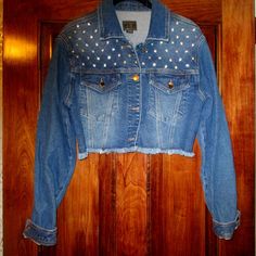 Embellished Jean Crop Jacket, Never Worn Blue Embellished Fitted Outerwear, Fitted Blue Embellished Outerwear, Trendy Embellished Blue Outerwear, Trendy Blue Embellished Outerwear, Embellished Blue Denim Jacket For Winter, Embellished Blue Denim Jacket, Guess Jacket, Upcycling Clothes, Embellished Jeans