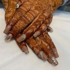 Nails Design For Wedding The Bride, Nail Art Designs For Saree, Punjabi Wedding Nails, Mehendi Nail Designs, Mehendi Nails Art, Bridal Nail Art With Mehendi, Nail For Bride Wedding, Karwachauth Nails Design