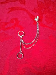 Kpop inspired. A simple circle dangles on a chain from a lever back hoop. From the hoop emerges two chains to a cuff earring for the cartilage. Egirl Earrings, Goth Grunge Aesthetic, Kpop Earrings, Earring Cuff Chain, Earrings Goth, Circle Chain, Unisex Earrings, Cuff Earring, Alternative Jewelry