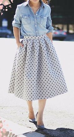 Combinação de sucesso no street style: poás + jeans Dots Outfit, Polka Dot Midi Skirt, Polka Dots Outfit, Outfits Modest, Rock Outfit, Skirts With Boots, Trendy Skirts, Full Skirts, Elegante Casual