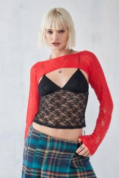 Transparenter Bolero in Distressed-Optik und im Sprossendesign. Das Modell verfügt über einen geschlitzten Ausschnitt, lange Ärmel, einen ultra kurzen Saum und gerippte Akzente. 50 % Acryl, 47 % Nylon, 3 % Polyester Maschinenwäsche Nicht im Trockner trocknen das Model ist 170 cm/5'7" groß und trägt Größe S. UO - Transparenter Bolero Im Sprossendesign, Rot, Nylon/Polyester, XS Sheer Knit, Knit Shrug, Red Fits, Color Coding, Latest Fashion, Urban Outfitters, Fitness Models, Models, Knitting