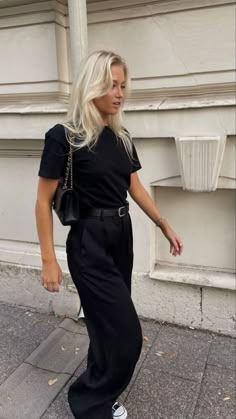 Chic Band Tee Outfit, All Black Outfit Buisness Casual Summer, Feathered Shoes Outfit, Edgy New York Style, Business Casual Outfits New York, Style Black Trousers Casual, Casual Parisian Outfits Springtime, Oversized Black Trousers Outfit, Black Linen Pants Fall