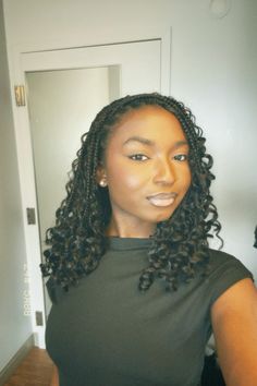 #shorthairstyles #boho #braids #blackgirlmakeup Short Curly End Braids, Short Brown Boho Braids, Bohemian Short Braids, Short Boohoo Braids, Medium Length Boho Braids, Curly Braids Short, Christmas Braids