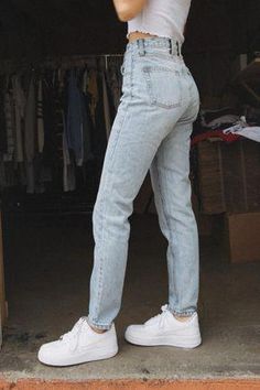 Church Outfit Casual, Brandy Melville Outfits, Mom Jeans Outfit, Stylish Jeans, Trendy Swimwear, Mode Inspo, 가을 패션, Light Wash Jeans, Inspiration Mode