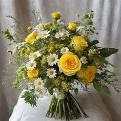 Garden Style Yellow and White Hand-Tied Flower Bouquet Immerse yourself in the enchanting beauty of our garden-style hand-tied bouquet, featuring a delightful mix of yellow and white blooms. This charming bouquet captures the essence of a sunlit garden, bringing a touch of nature’s splendor to any occasion. Bouquet Highlights: Design: Seasonal blooms arranged in a loose, garden-inspired style, this bouquet exudes a natural, freshly-picked look that’s both elegant and relaxed. Presentation: Expertly hand-tied with rustic twine, adding a touch of countryside charm and sophistication. Size: Generously sized at approximately 18 inches in height and 14 inches in diameter, perfect as a statement piece or a heartfelt gift. Fragrance: A light and refreshing scent that evokes the feeling of a strol Daisy Roses Bouquet, Earthy Flower Bouquet, Shasta Daisy Bouquet, Yellow Daffodil Bouquet, Daisy And Roses Bouquet, Small Fall Flower Bouquet, Small Yellow Bouquet, Yellow Green And White Wedding Decor, Yellow Roses Bouquet Aesthetic