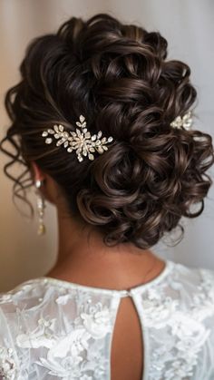 Discover the latest trends in curly bridal hairstyles for long and short hair with and without veils From elegant Indian styles to chic half-up half-down hairdos black tiaras to short natural looks find your perfect wedding hair inspiration Explore tutorials crowns floral accents African influences and more Black Tiara, Short Curls, Wedding Hair Inspiration, Handsome Prince, Bridal Hairstyles, Bouncy Curls, Curled Hairstyles, On Your Wedding Day, Beautiful Bride