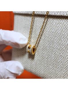 Gender: Women Brand: HERMES Product Name: Mini Pop H Pendant Necklace Gold Marron Glace Bags Alora Code: 84259017 Color: gold Composition: Lacquered Metal Origin: France Features: Pendant Necklace Chain Necklace Designer Style ID H147992F 55