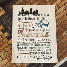 In This House Harry Potter: Signature Design - Paisley Grace Makery Adult Harry Potter Bedroom, Harry Potter Door Hanger, Harry Potter Interior Design, Harry Potter Rooms, Hogwarts Sign, Harry Potter Interior, Harry Potter Signs, Harry Potter Door, Harry Potter Library