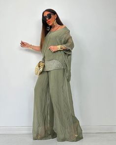 Traje casual de gasa con lentejuelas de verano para mujer. Sequined V-neck Sets For Party, Elegant Solid Color Summer Sets, Elegant Two-piece Pant Set For Summer, Elegant Two-piece Loungewear Set, Solid Two-piece Party Set, Summer Evening V-neck Set, Solid Color Summer Sets For Night Out, Summer Solid Color Sets For Night Out, Solid Color Sets For Night Out In Summer