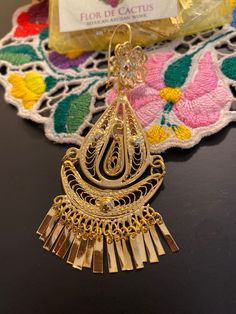 Preciosos aretes hechos con la técnica de filigrana, la cual consiste en usar hilos de metal con chapa de oro para crear delicadas piezas artesanales. Hechos en Juchitán de Oaxaca. Hermosos aretes elaborados con la técnica de la filigrana, que consisten en utilizar hilos metálicos con baño de oro para crear delicadas piezas artesanales. Elaborado en Juchitán, Oaxaca. Traditional Gold Plated Single Plug Earring, Traditional Gold Clip-on Drop Earrings, Traditional Gold Clip-on Earrings For Festive Occasions, Traditional Gold Drop Clip-on Earrings, Gold Ceremonial Drop Plug Earrings, Gold Drop Plug Earrings For Ceremonial Occasions, Handmade Ornate Gold Plated Jewelry, Traditional Gold Plated Clip-on Earrings Gift, Traditional Gold Clip-on Earrings With Intricate Design