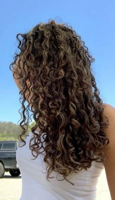 #hair #hairstyles #haircare #hairgoals #haircolor #curly #curlyhairideas #curlyhairstyle #summer #summertime #summervibes #summernaildesigns Highlights On Long Curly Hair, 90s Highlights Hair Curly, Curly Hair Cuts With Highlights, Brown Highlighted Curly Hair, Long Brown Permed Hair, Long Wavy Hair Highlights, Long Curly Permed Hair, Wavy Curly Hair Dye Ideas, Highlights Wavy Hair Natural