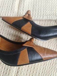 Vintage1960s  leather pumps. Deadstock, some minimal sighns of storage and aging under soles.  Sizetag uk 5.5 fits  half a size bigger. Eu 38,5 to 39. Good condition Heel 6 cm Heel to toe inside 25,8 cm incl pointed toe Ball of foot outside 7.6 cm Please contact me prior to purchase if you have any questions. All sales are final, no returns. Shipping is worldwide track trace code All sales are final, no returns, no exchanges. Vintage High Heel With Leather Lining, Vintage High Heels With Leather Lining, Retro Leather Court Shoes, Retro Leather Heels For Office, Retro Leather Pointed Toe Court Shoes, Retro Pointed Toe Leather Court Shoes, Retro Leather Court Shoes With Pointed Toe, Vintage Heels With Leather Lining And Almond Toe, Retro Leather Court Shoes With Leather Sole