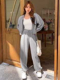 Cinza Claro Casual Collar Manga Comprida Tecido Simples  Embellished Elasticidade Baixa Airport Fashion For Women, Gray Zip Up Hoodie Outfit, Grey Sweatpants Outfit Women, Gray Hoodie Outfit, Gray Sweatpants Outfit, Joggers Outfit Women, Korea Outfit, Comfy Airport Outfit, Jogger Outfit