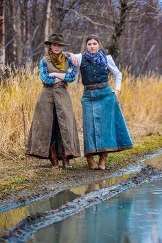 Steampunk Western, Riding Skirt, Farmer Outfit, Dragon Moon, Farm Fashion, Side Saddle, Farm Clothes, Looks Country