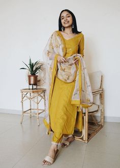 Ritu Kumar, Simple Kurta Designs, Casual Indian Fashion, Indian Dresses Traditional, Traditional Indian Outfits, Trendy Dress Outfits