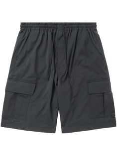 charcoal grey tonal stitching elasticated drawstring waistband straight leg two side slash pockets two side cargo pockets two rear flap pockets knee-length Casual Shorts For Men, City Shorts, Reebok Club C, Versace Outfit, Tailored Shorts, Balenciaga Triple S, Summer Beach Wear, Short Suit, Nike Air Max 97