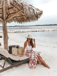 Cancun Outfits Dinner, Cute Honeymoon Outfits, Beach Outfits Women Summer, Cold Beach Outfit, Classy Beach Outfit, Modest Beach Outfit, Fall Beach Outfits, Miami Beach Outfits