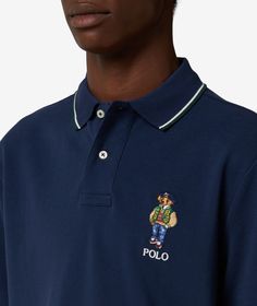 Polo Ralph Lauren, a brand known for its timeless elegance and American heritage, presents the Polo Bear Polo Shirt in Azul for Fall/Winter 2024. The Polo Bear has become an iconic symbol of the brand's playful yet sophisticated aesthetic, making this shirt a must-have piece for the season. Crafted from high-quality materials, this polo shirt is perfect for creating a classic and stylish look. Elevate your wardrobe with this versatile piece from Polo Ralph Lauren, now available on SVD. Upgrade y Ralph Lauren Polo Bear, Elegante Casual, Polo Bear, Comme Des Garcons Play, Ralph Lauren Polo, Winter 2024, Polo Collar, Short Sleeve Polo, Comme Des Garcons