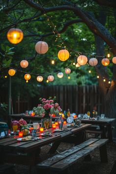 Outdoor evening gathering with string lights, lanterns, and decorated wooden tables with flowers and candles, creating a cozy and festive ambiance. Patio Party Decorations, Backyard Covered Patios, Hosting Ideas, Party Hosting, Garden Party Decorations, Harvest Party, 50th Party, Living Room Loft, Tea Party Garden