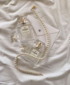 Pearl Aesthetic, Perfume Chanel, Chanel Aesthetic, Parfum Chanel, Ipad Background, Chanel No 5, Chanel Perfume